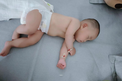 来宾3个月宝宝怎么抱